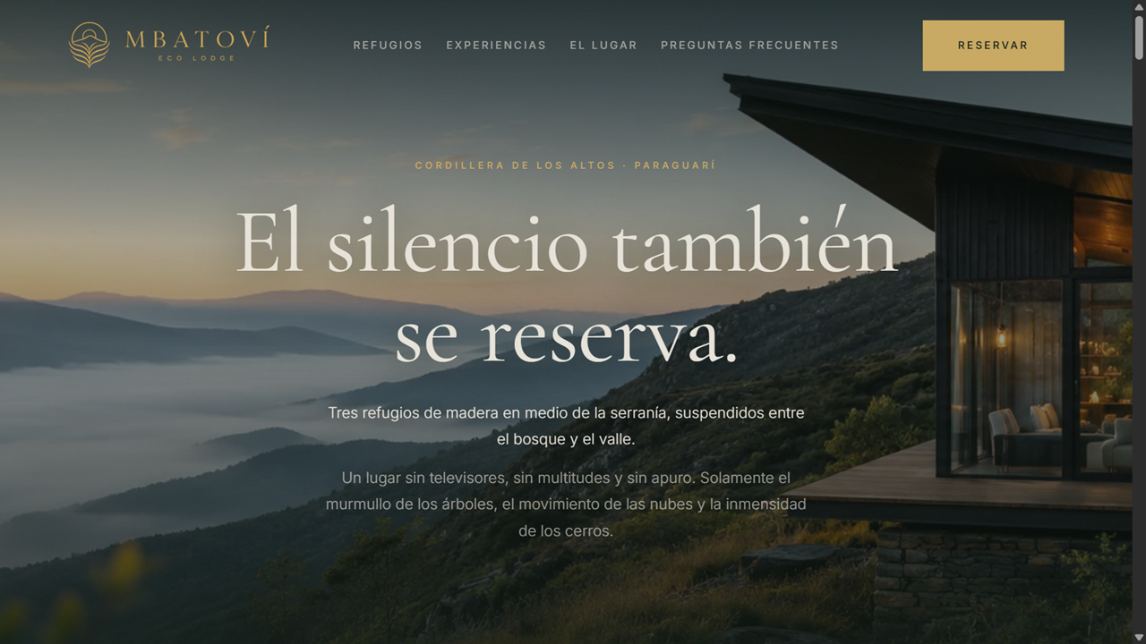 Página web de Mbatoví Eco Lodges en computadora